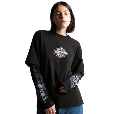 Wasted Paris Age Road T-Shirt nera indossata, dettaglio manica lunga stampata