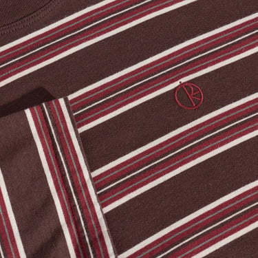 Polar Skate Co. Stripe Tee a righe marroni e rosse, dettaglio tessuto